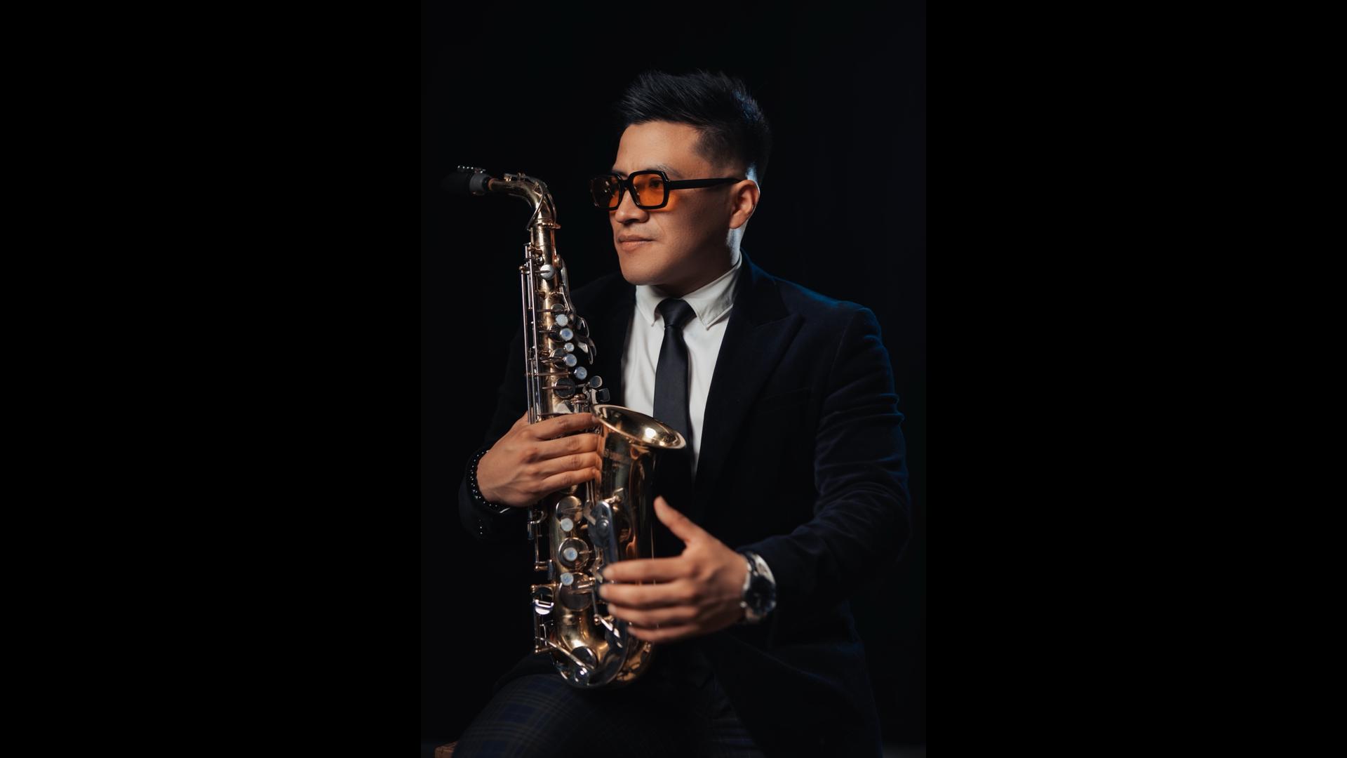 Daniel Magzul tocando el saxofón